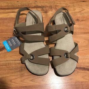 NWT Comfort plus by predictions 10 wide sandals